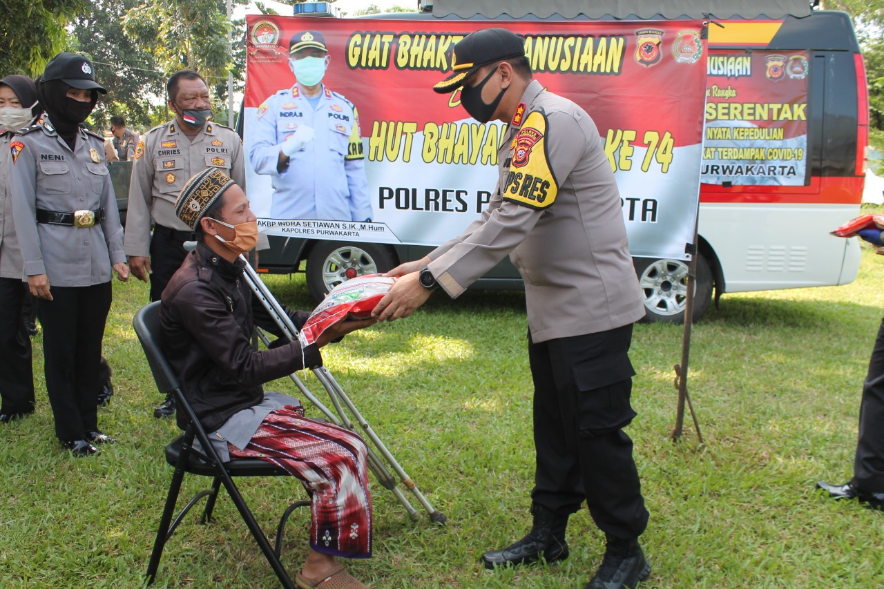 Jelang Hari Bhayangkara Ke 74, Kapolres Purwakarta Berikan Santunan Kepada 50 Orang Tunadaksa